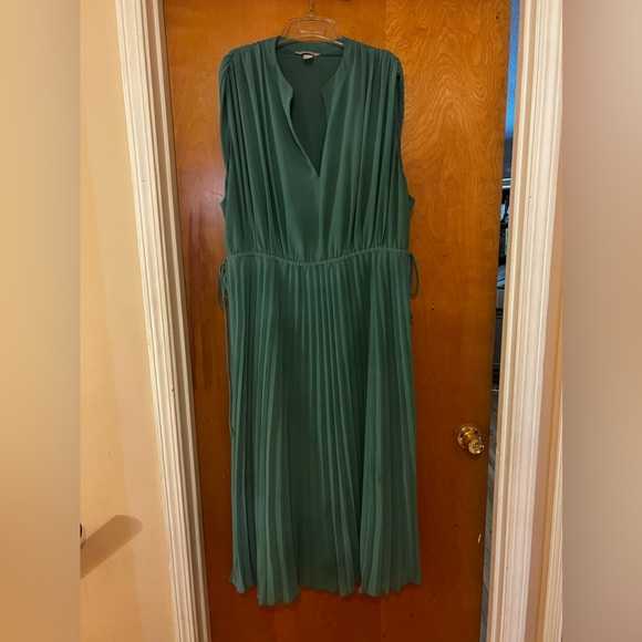 H&M pleated dress. - Picture 4 of 5